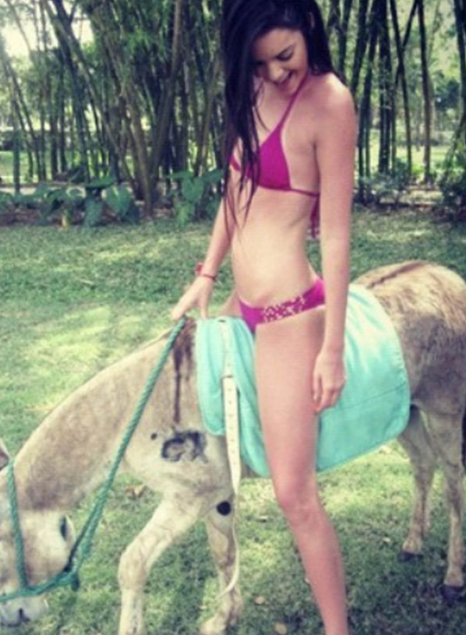 Kendall Jenner rider på en åsna. Kendall Jenner rider på en åsna.